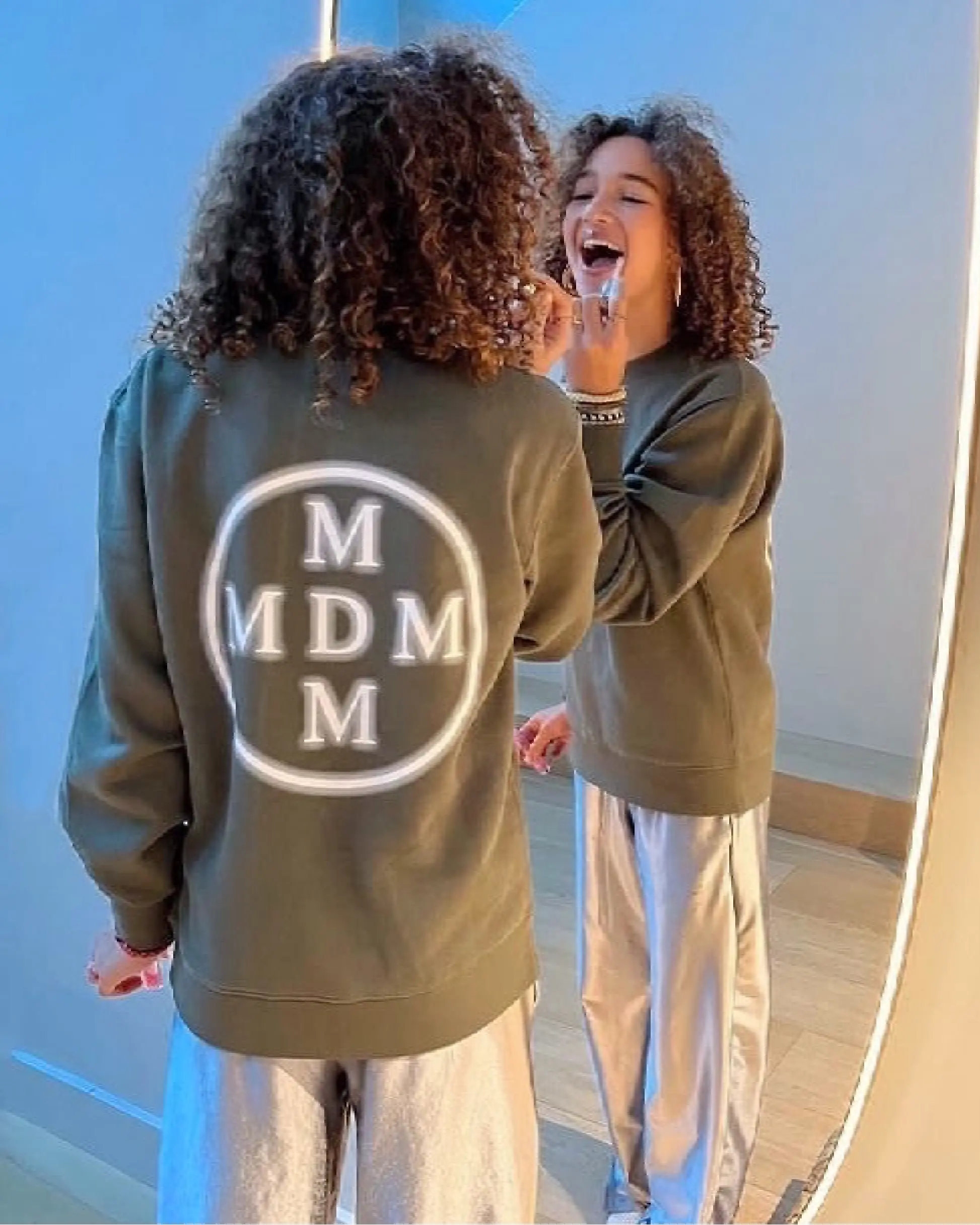 Dites bonjour à notre tout nouveau pull néon Maison de Monaco (1)